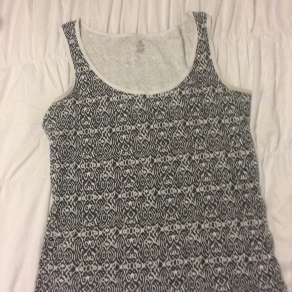 Black and white patterned tee. Size Xl
